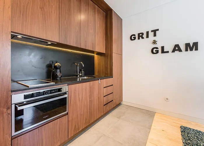 Guestready - Grit & Glam