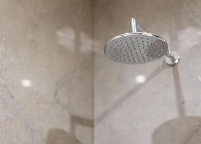 Guestready - Grit & Glam *