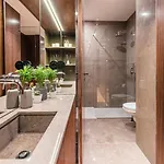 Guestready - Grit & Glam *