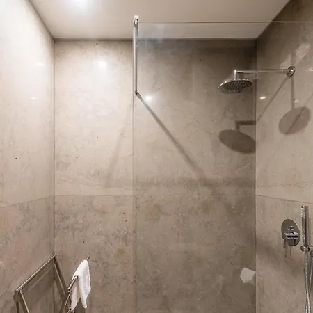 Daire Guestready - Grit & Glam