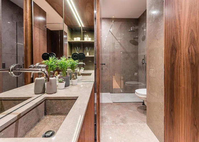 Guestready - Grit & Glam *