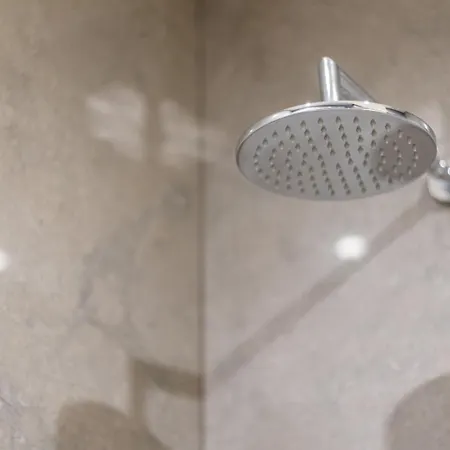 Guestready - Grit & Glam *