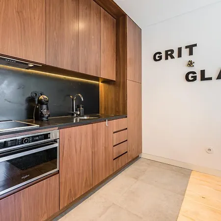 Guestready - Grit & Glam